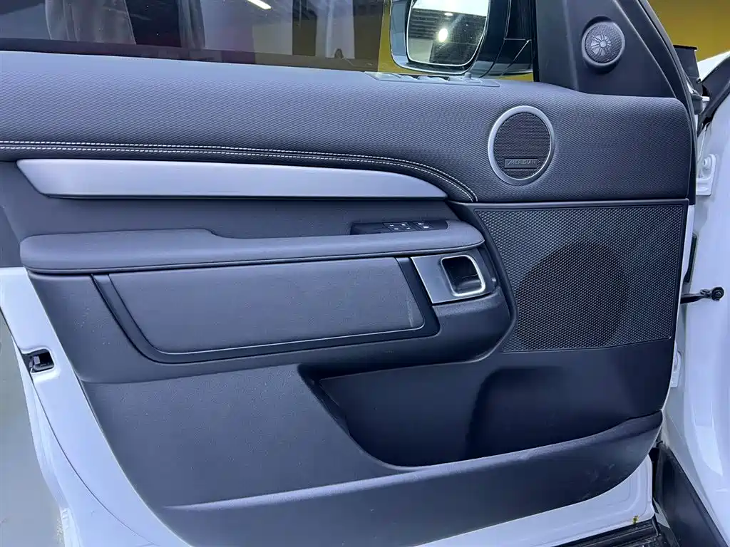Land Rover Discovery 2024 — фото 15