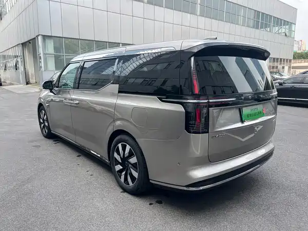 Volvo EM90 2024