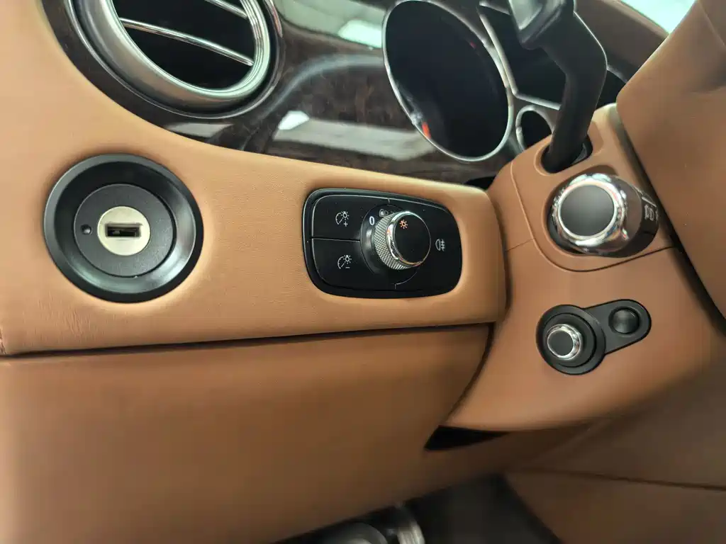 Bentley Flying Spur 2013 — фото 14