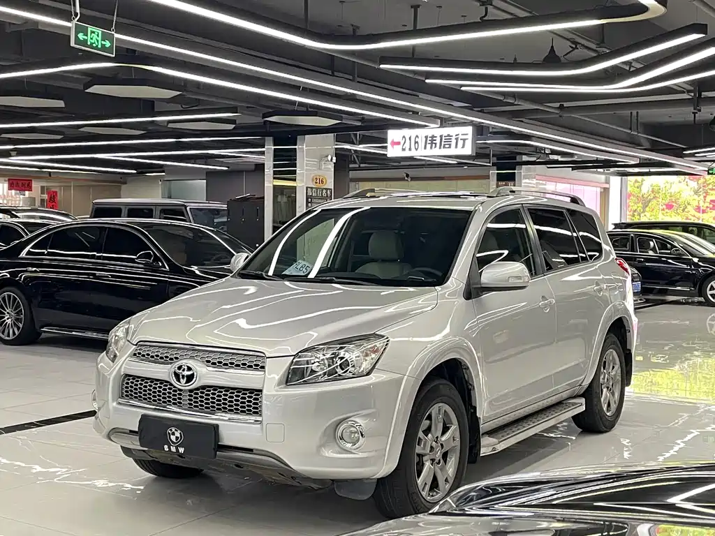 Toyota RAV4 2013 — фото 1