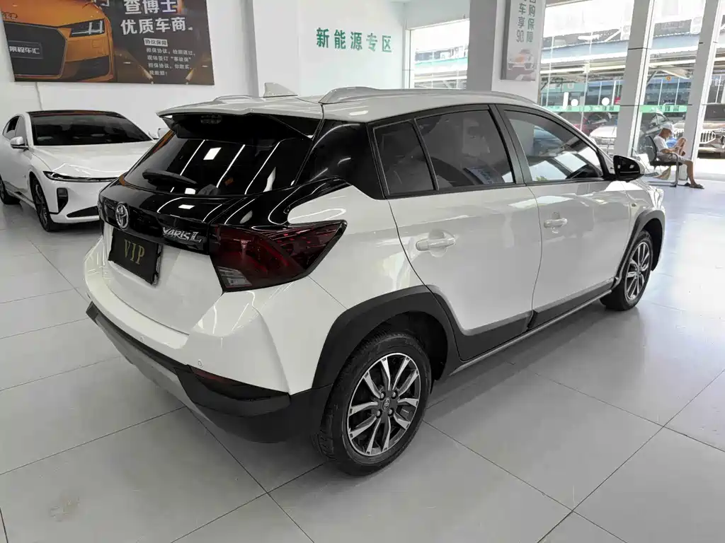 Toyota Yaris L 2022 — фото 13