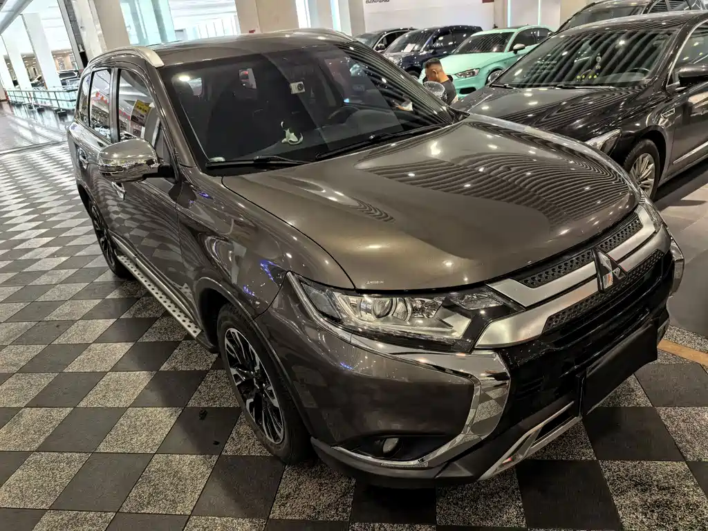 Mitsubishi Outlander 2019 — фото 3