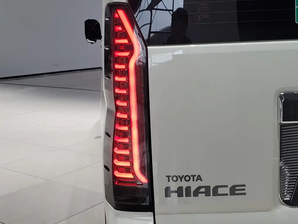 Toyota Hiace 2022 — фото 14