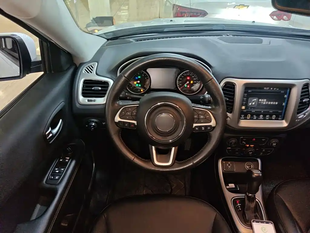 Jeep Compass 2017 — фото 11