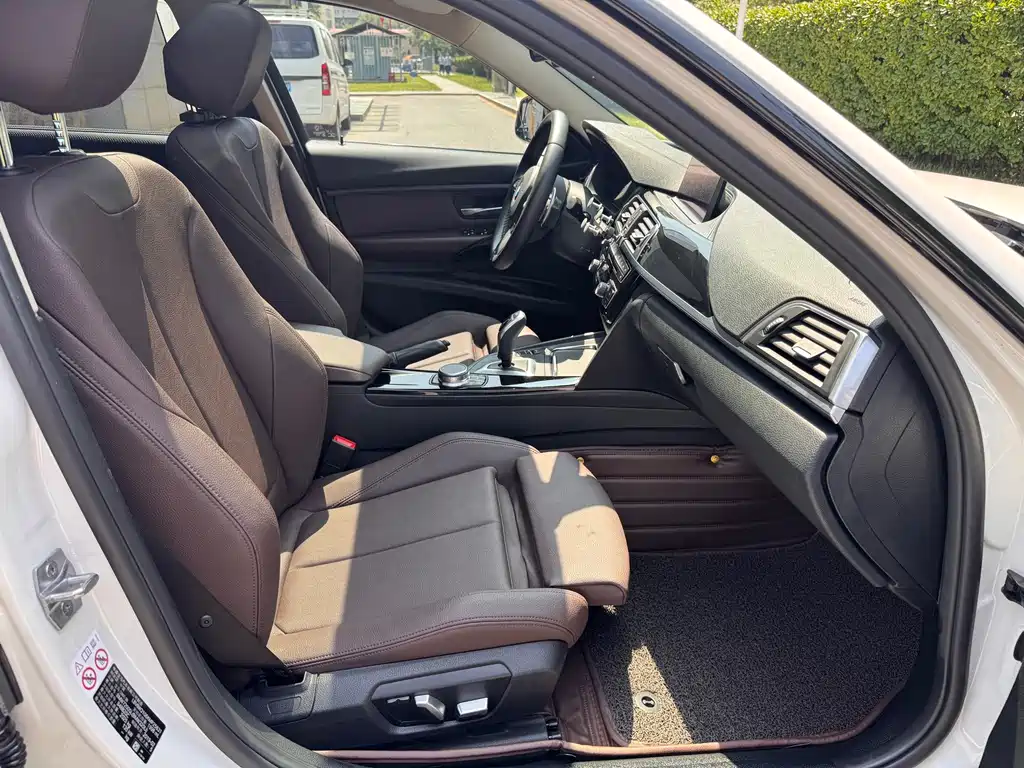 BMW 3 Series 2019 — фото 19