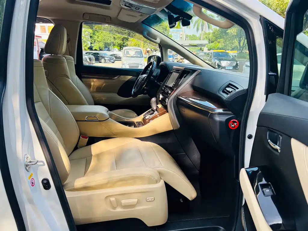 Toyota Alphard 2017 — фото 11