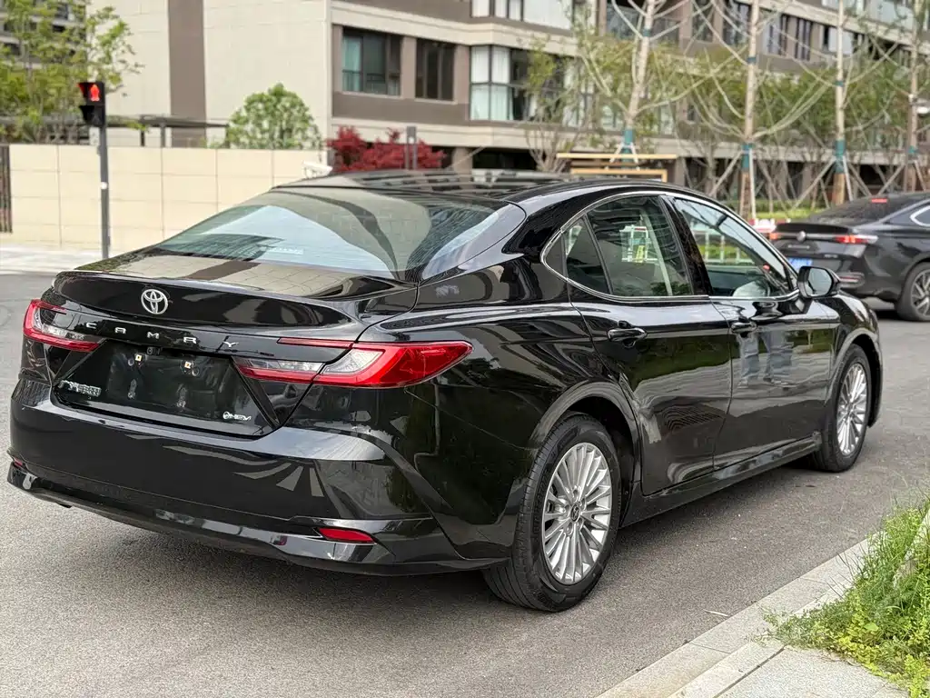 Toyota Camry 2024 — фото 4