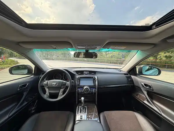 Toyota Reiz 2014