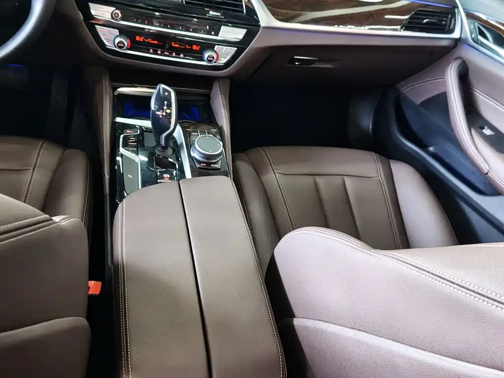BMW 5 Series 2019 — фото 14