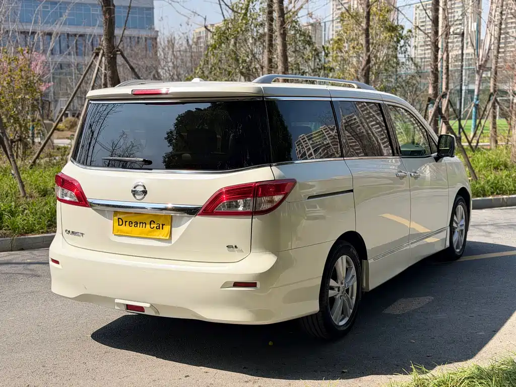 Nissan Quest 2018 — фото 18