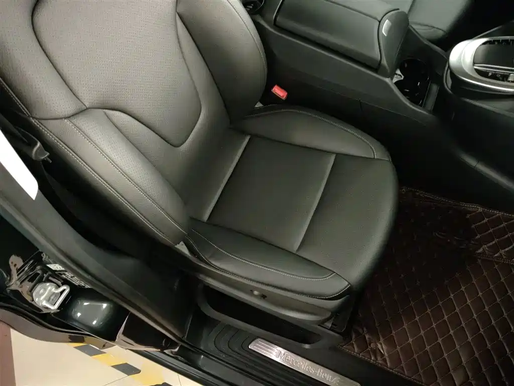 Mercedes-Benz V-Class 2020 — фото 25