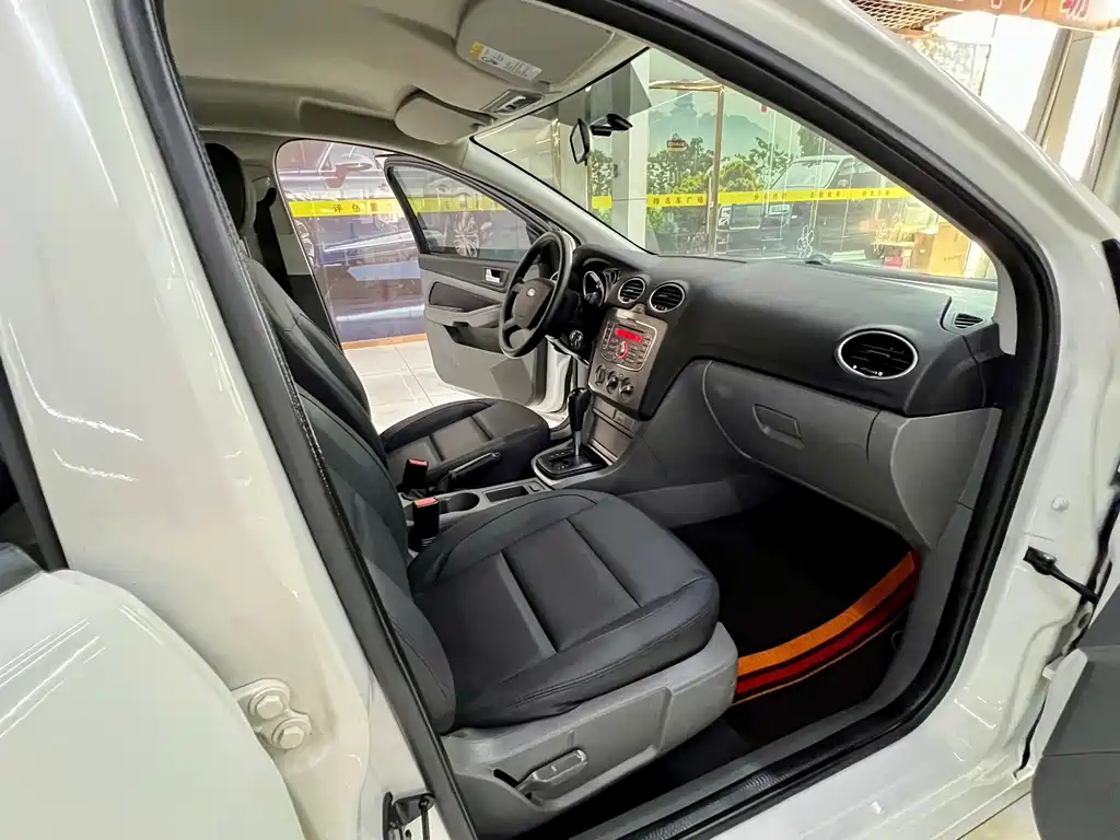 Ford Focus 2014 — фото 15
