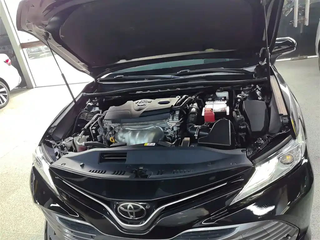 Toyota Camry 2018 — фото 16