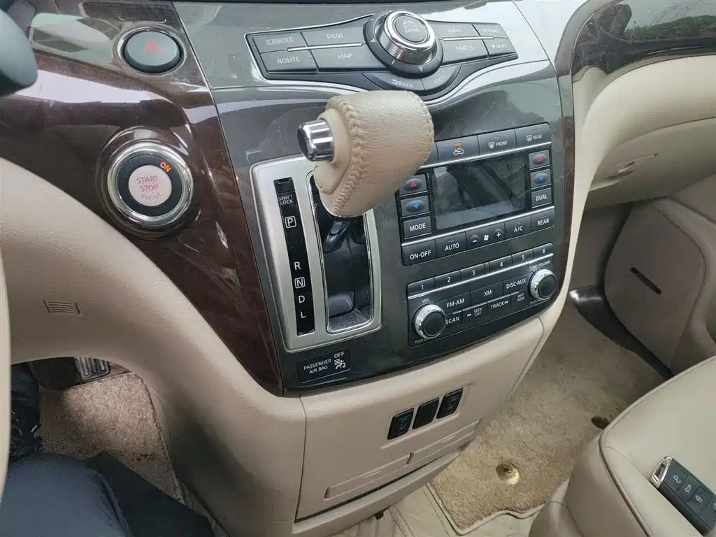 Nissan Quest 2017 — фото 10