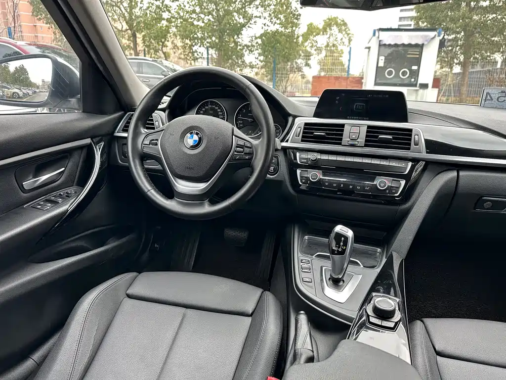 BMW 3 Series 2018 — фото 16