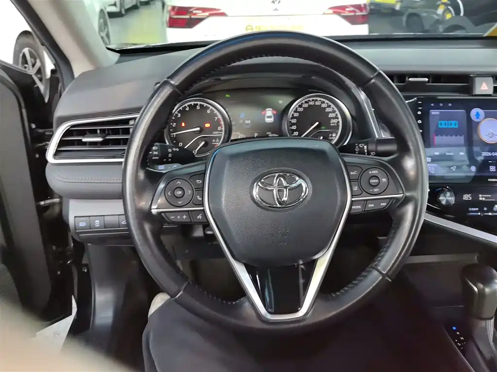 Toyota Camry 2018 — фото 7