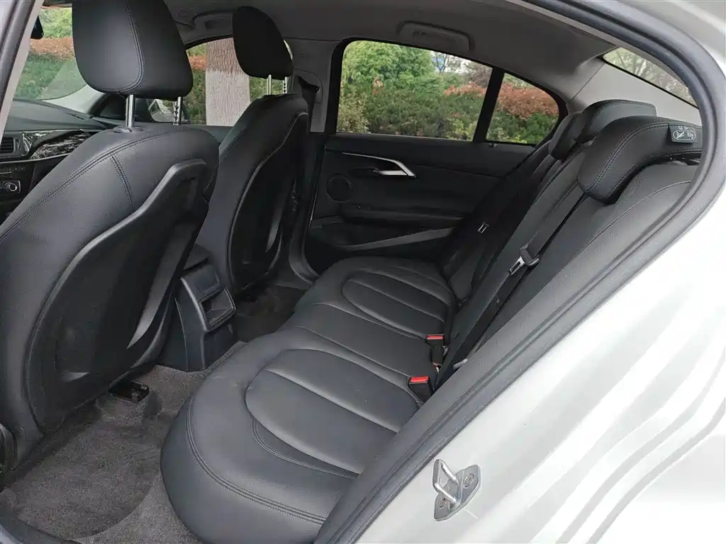BMW 1 Series 2019 — фото 13