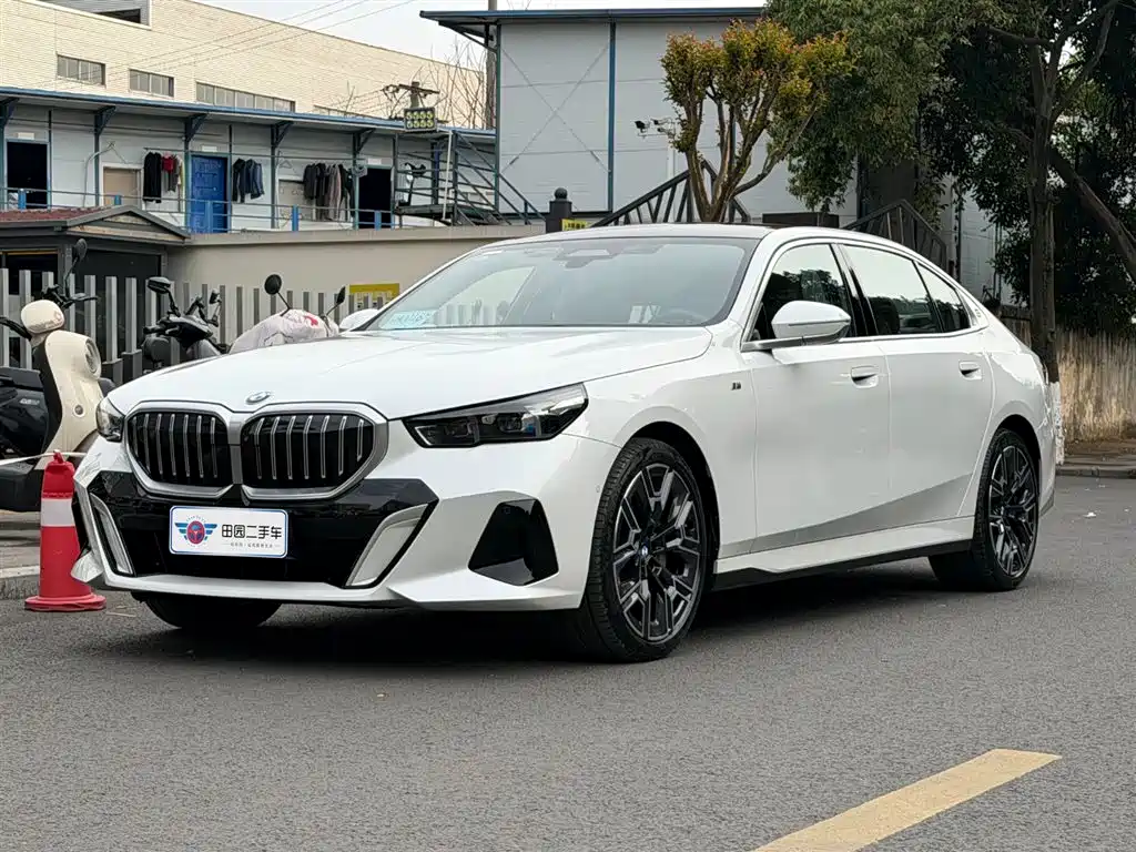 BMW 5 Series 2025 — фото 1