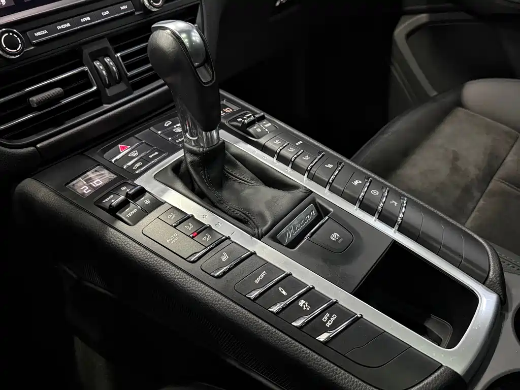 Porsche Macan 2020 — фото 19
