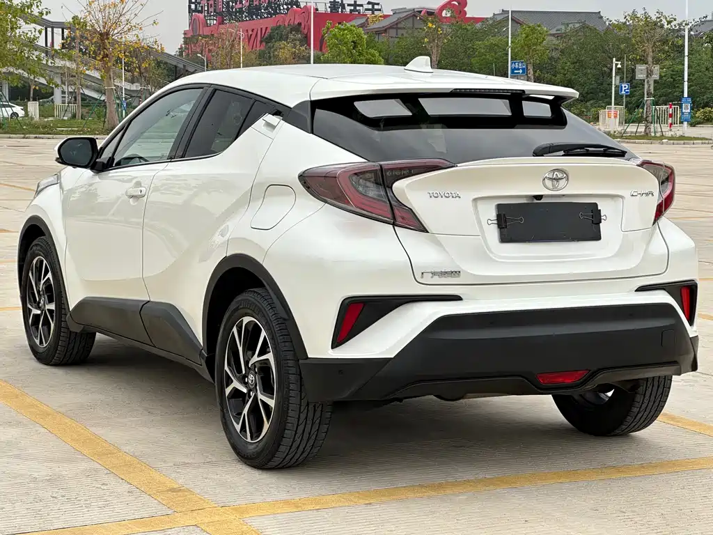 Toyota C-HR 2018 — фото 38
