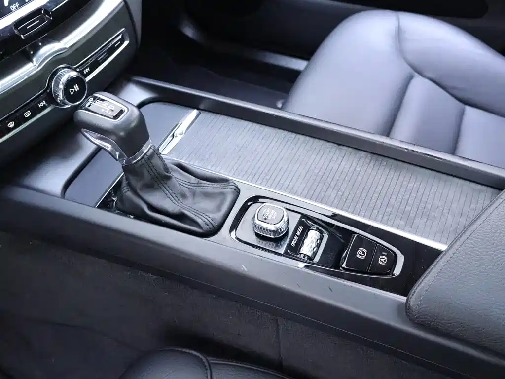 Volvo XC60 2020 — фото 12