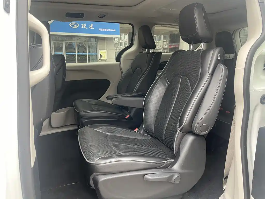 Chrysler Grand Voyager PHEV 2025 — фото 10