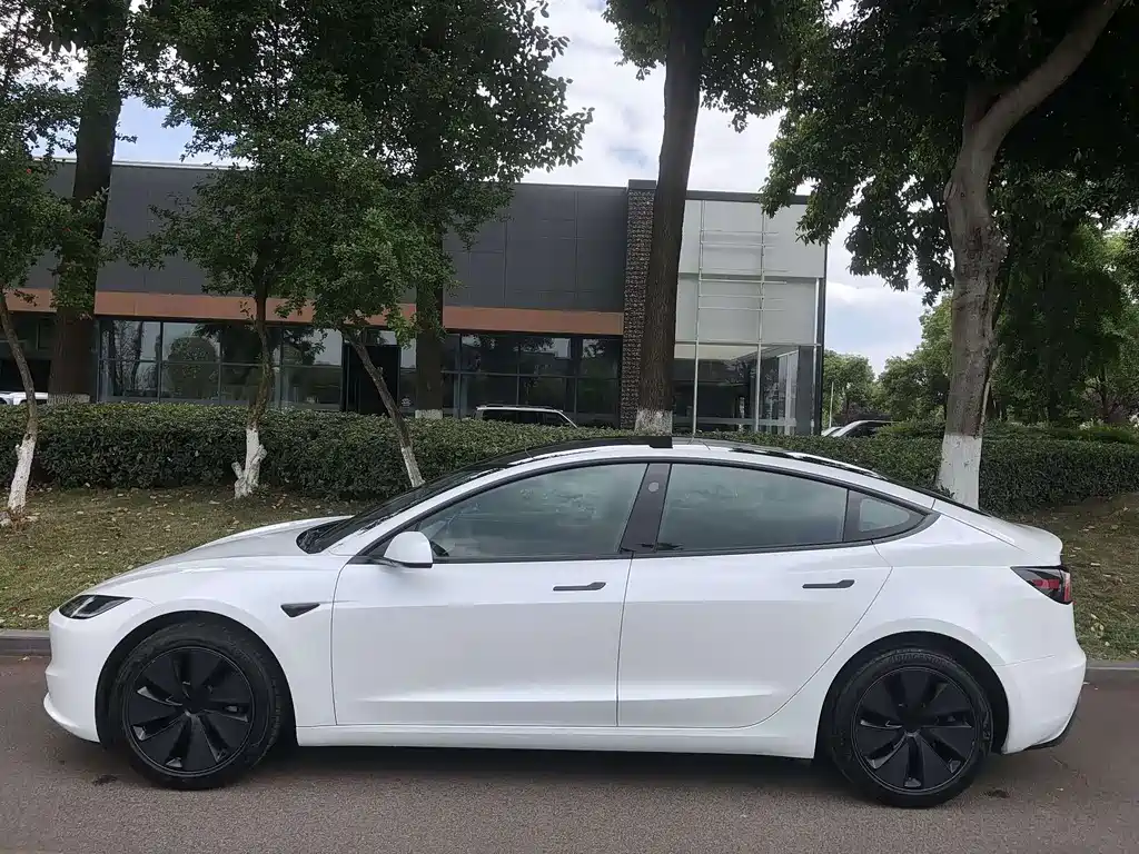 Tesla Model 3 2025 — фото 9