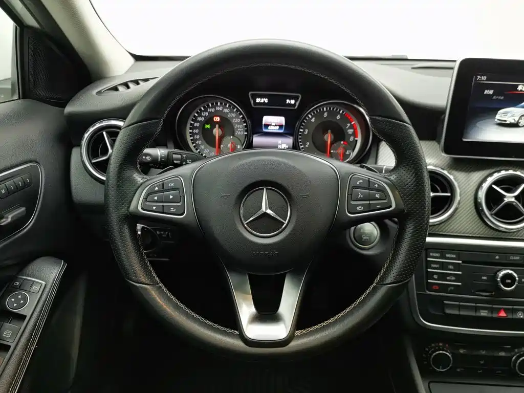 Mercedes-Benz GLA 2017 — фото 11