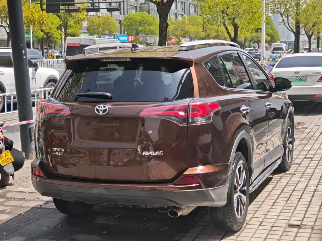 Toyota RAV4 2018 — фото 4