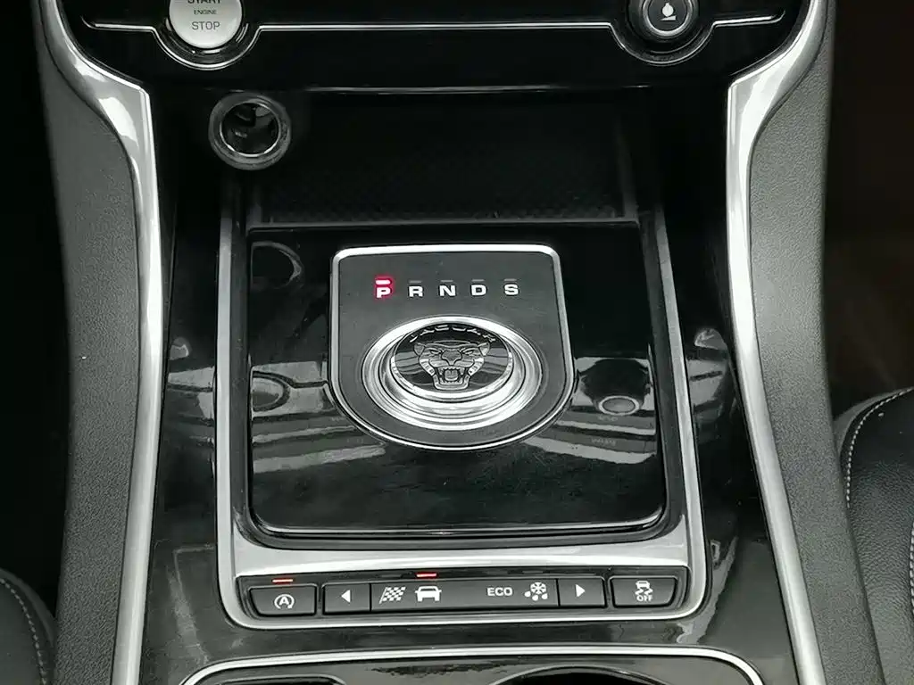 Jaguar XE 2017 — фото 13