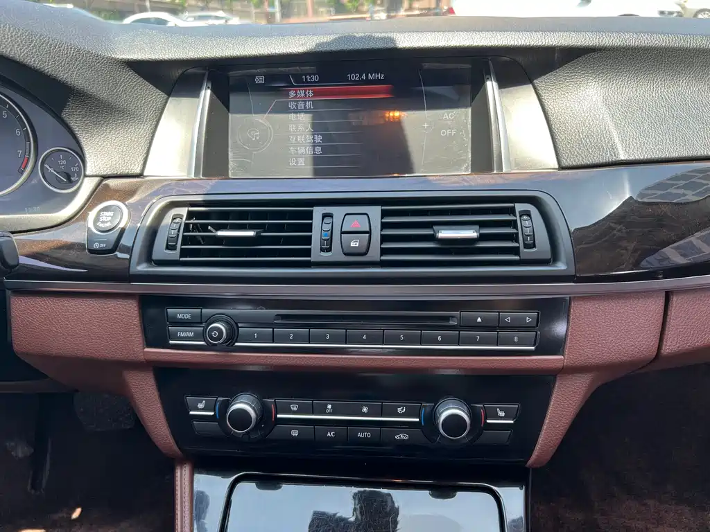 BMW 5 Series 2015 — фото 16