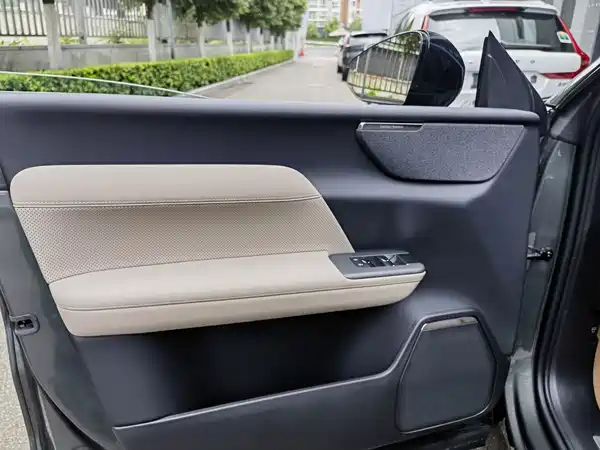Volvo XC70 Plug-In Hybrid 2025