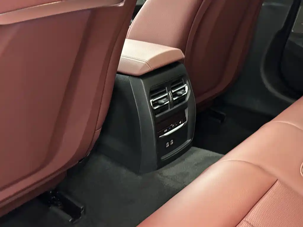 BMW 3 Series 2025 — фото 17