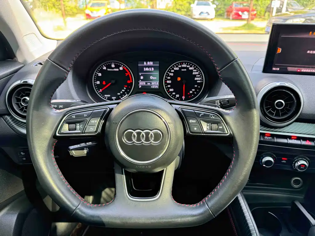 Audi Q2L 2022 — фото 13