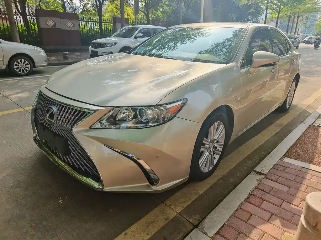 Lexus ES 2014 — фото 1