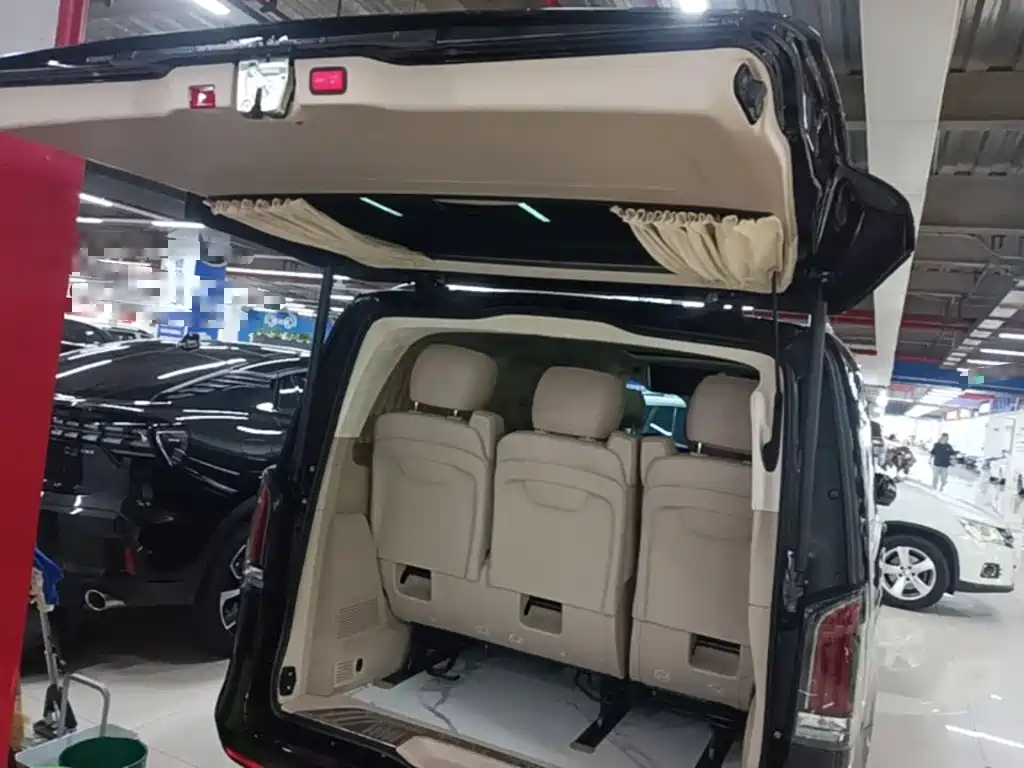 Mercedes-Benz V-Class 2025 — фото 19