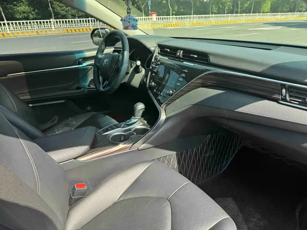 Toyota Camry 2018 — фото 19