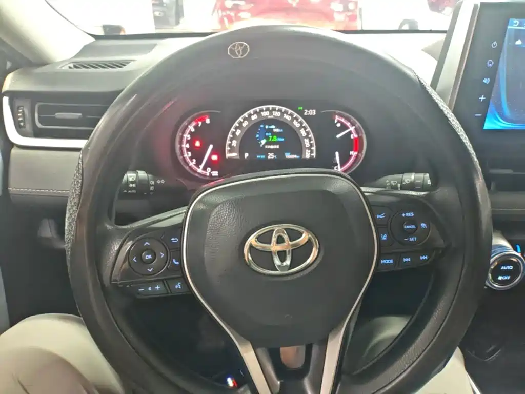 Toyota RAV4 2021 — фото 11
