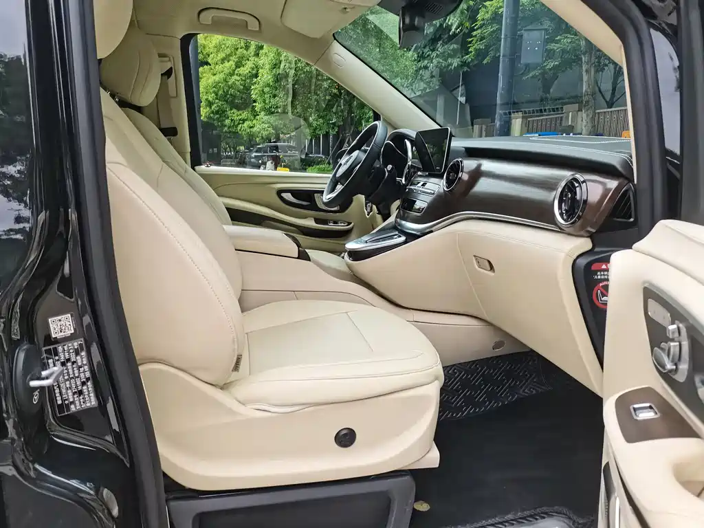 Mercedes-Benz V-Class 2022 — фото 15