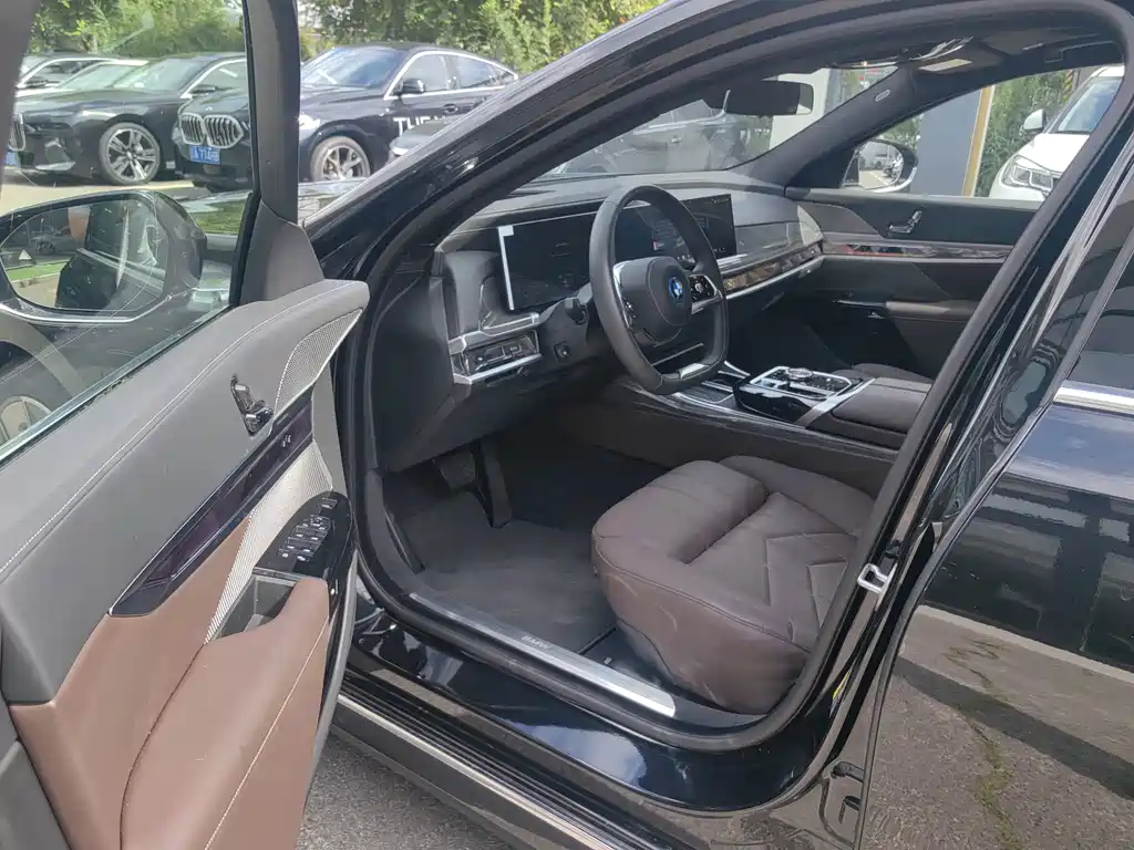 BMW i7 2025 — фото 14