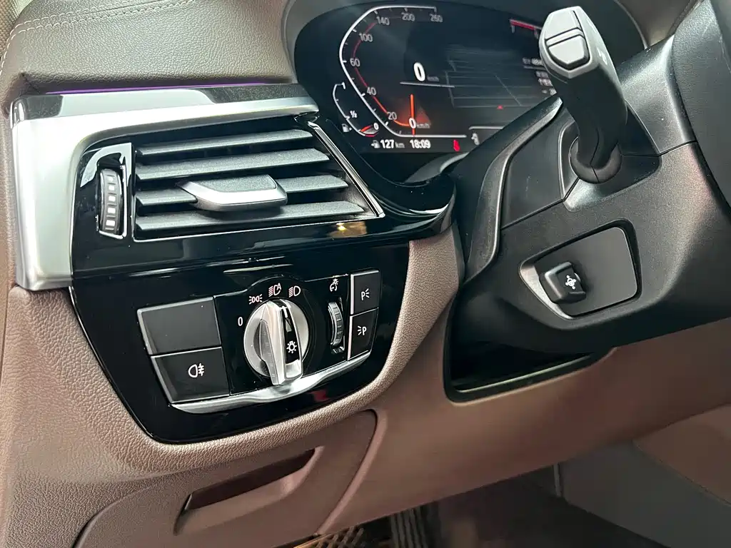 BMW 5 Series 2021 — фото 17