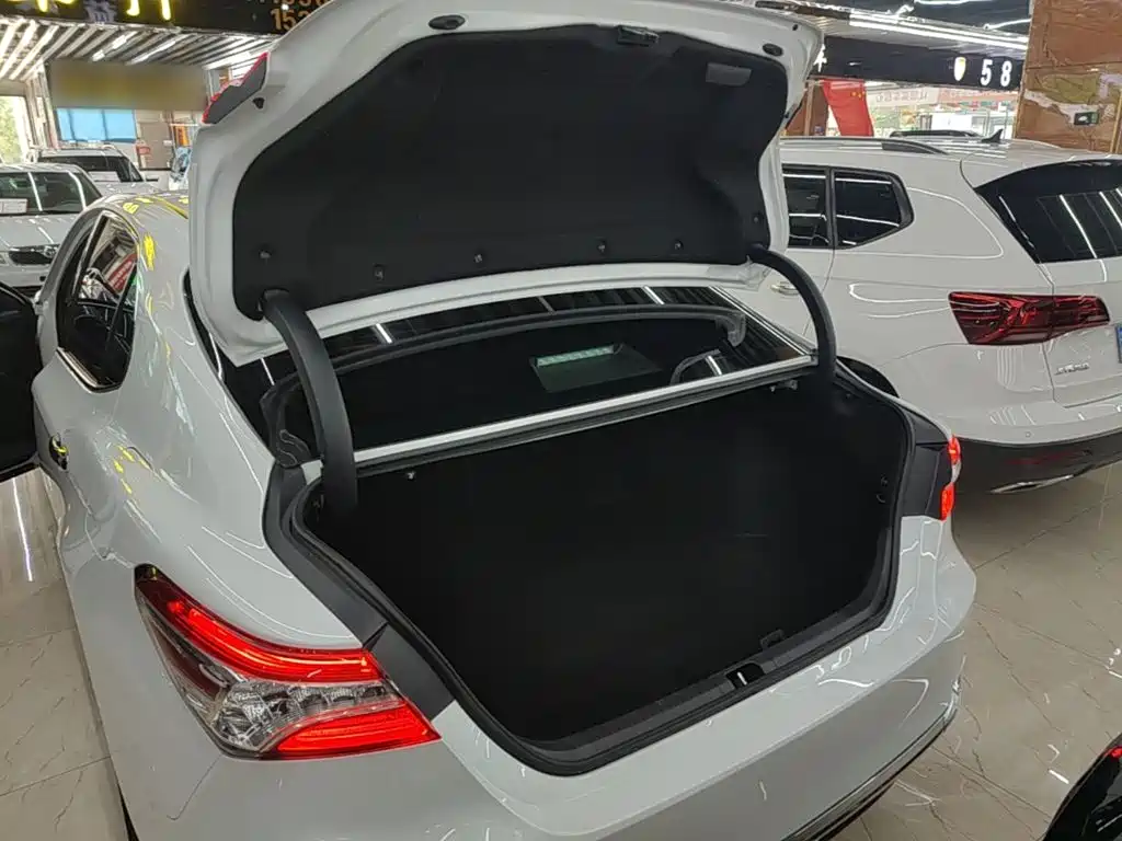 Toyota Camry 2023 — фото 19