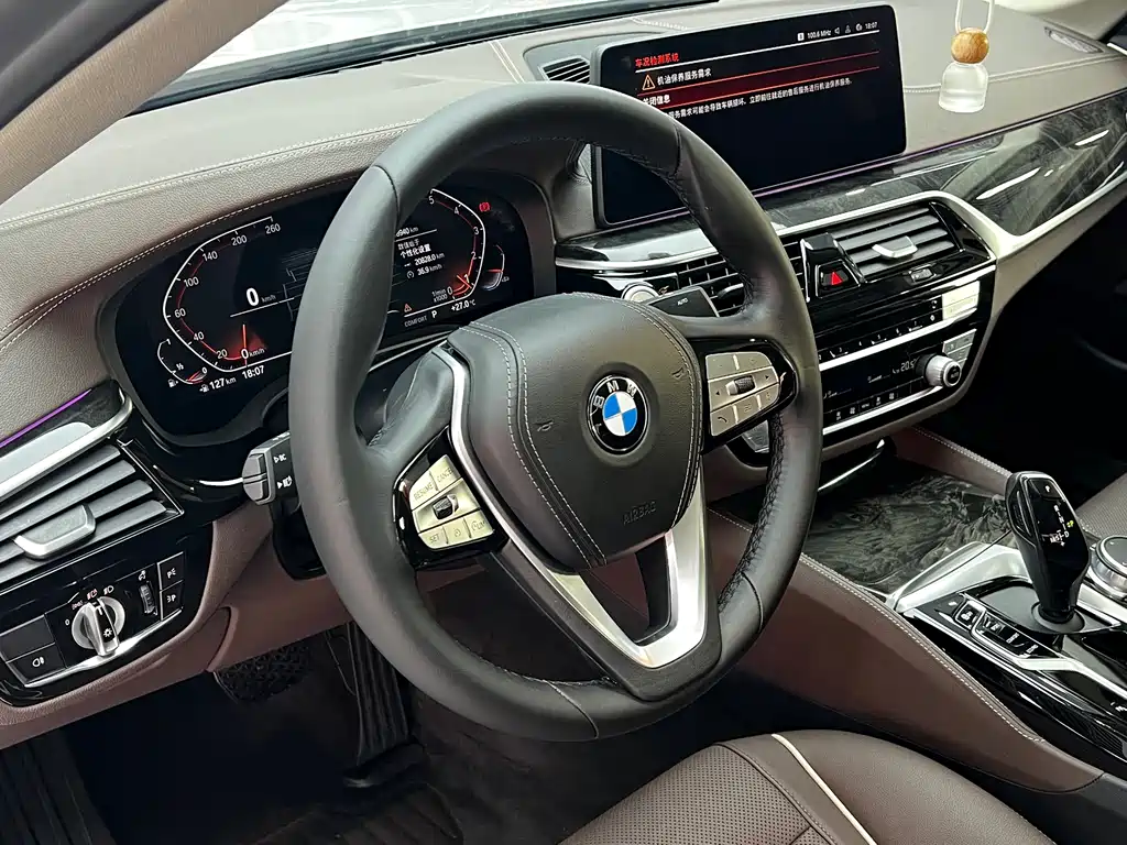 BMW 5 Series 2021 — фото 13