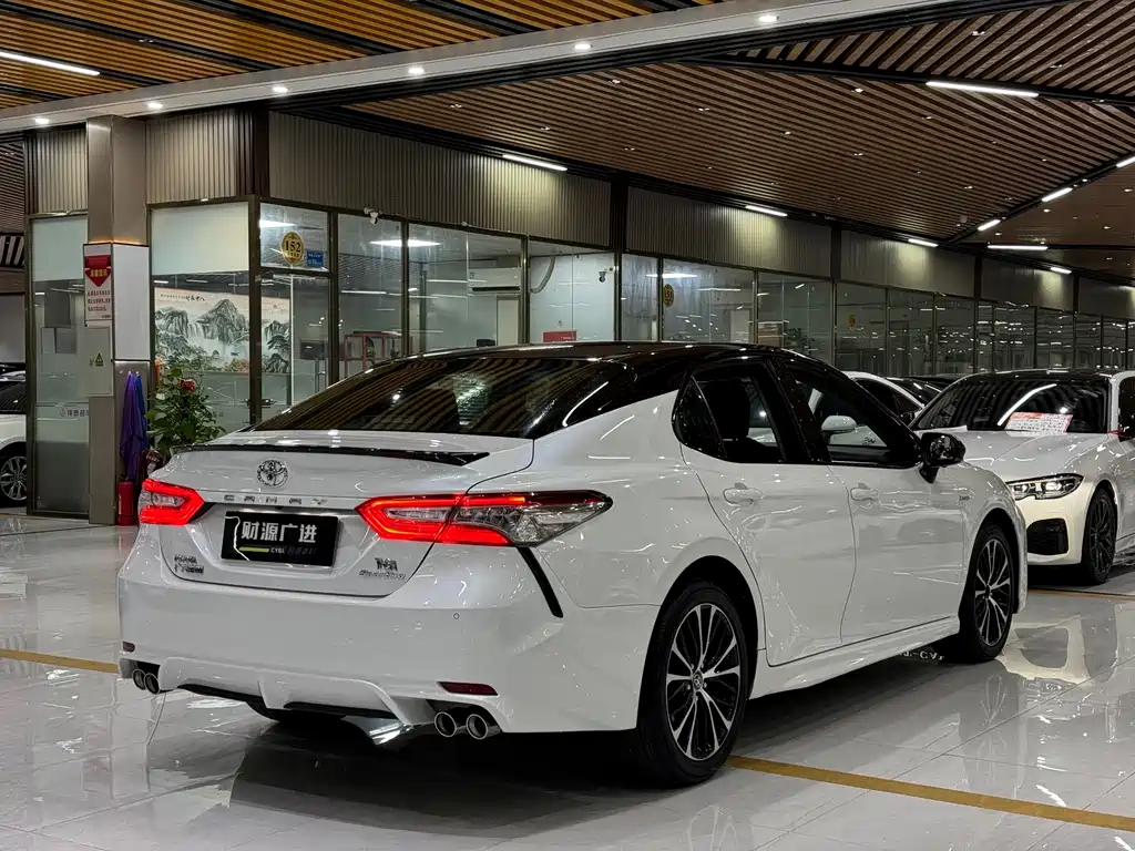 Toyota Camry 2018 — фото 13