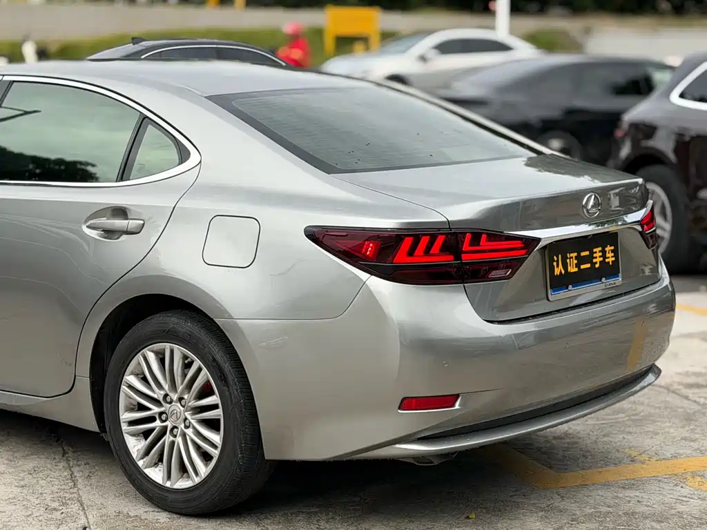 Lexus ES 2016 — фото 13