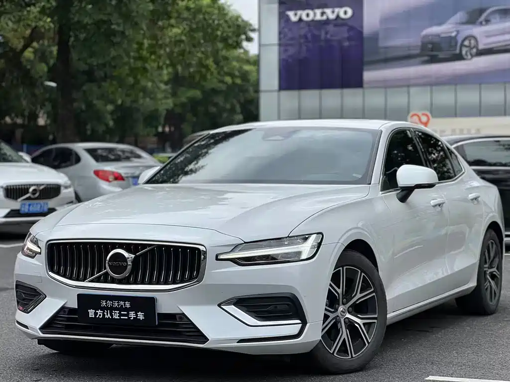 Volvo S60 2024 — фото 1