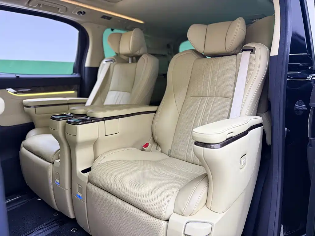 Toyota Alphard 2023 — фото 16