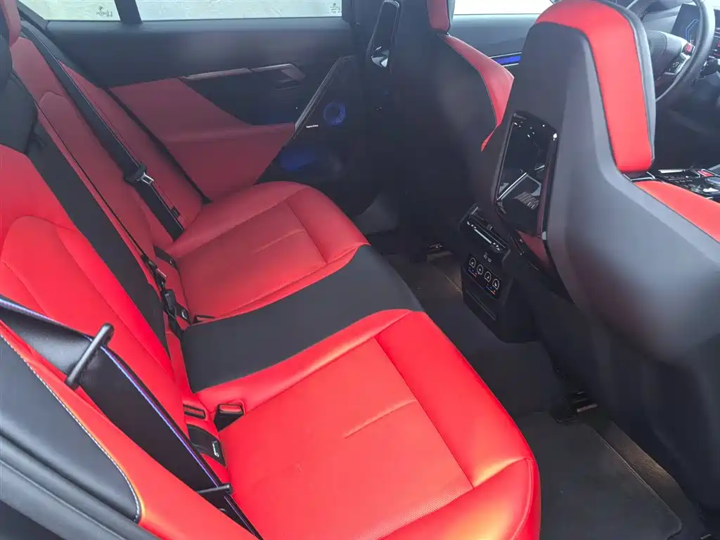 BMW M5 New Energy — фото 10