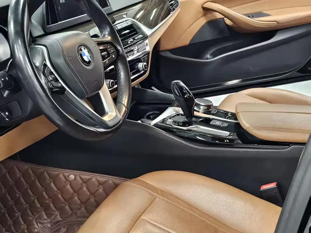 BMW 5 Series 2019 — фото 13