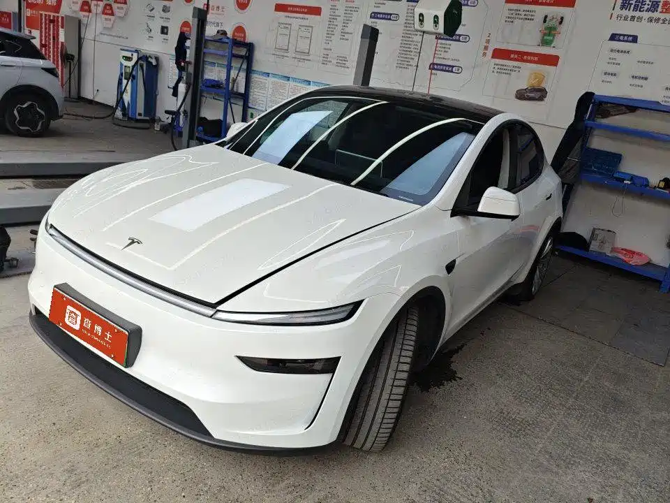 Tesla Model Y 2025
